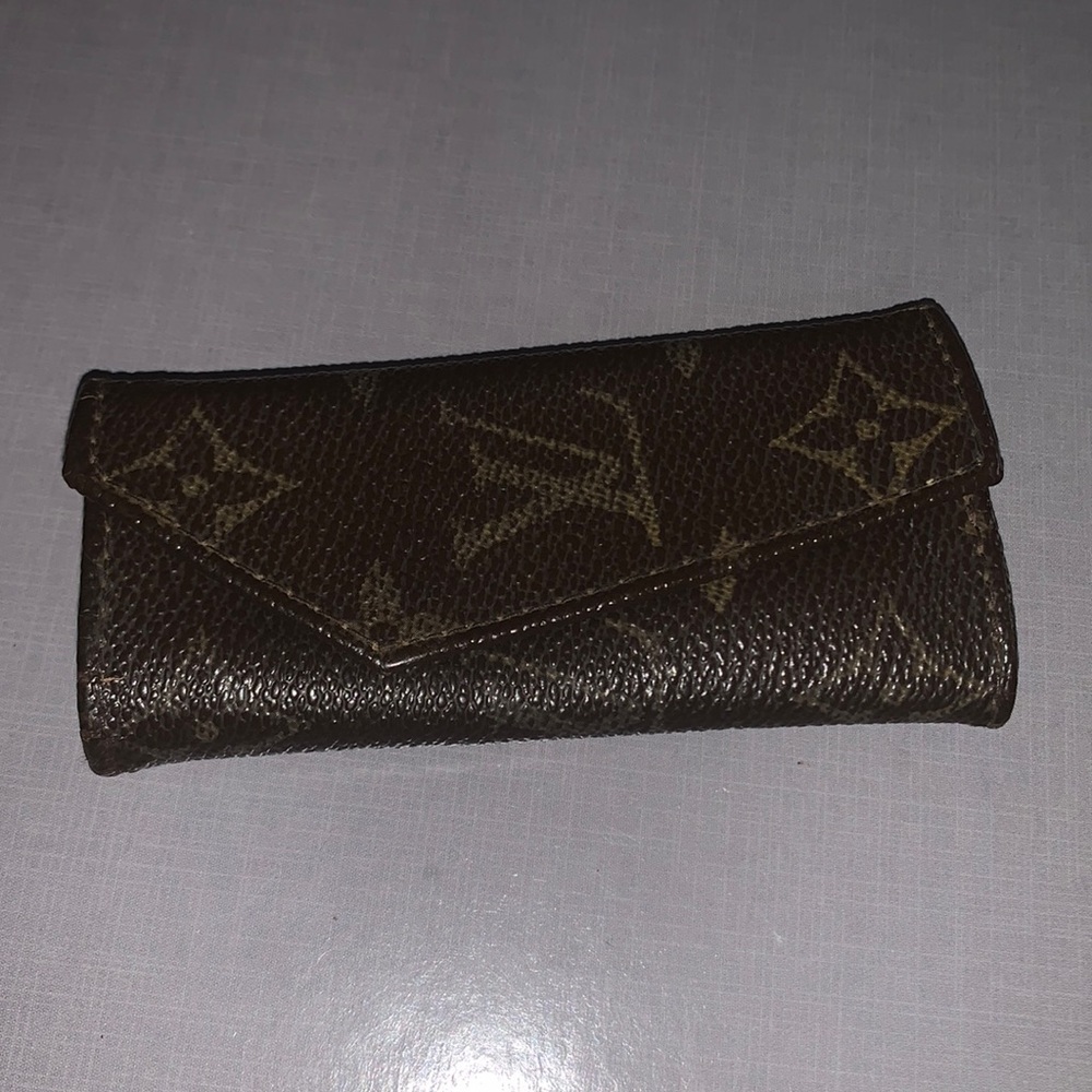 💛 Louis Vuitton vintage Monogram‎ signature design LV Logo 4 key holder M… - Picture 1 of 10